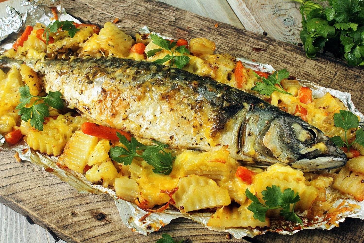 Запечь рыбу в фольге в духовке: простой рецепт с картошкой - рецепты с фото