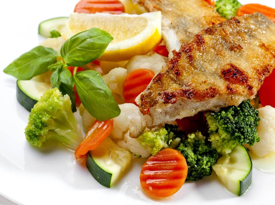 Рецепты диетической запеченной в духовке под овощами рыбы