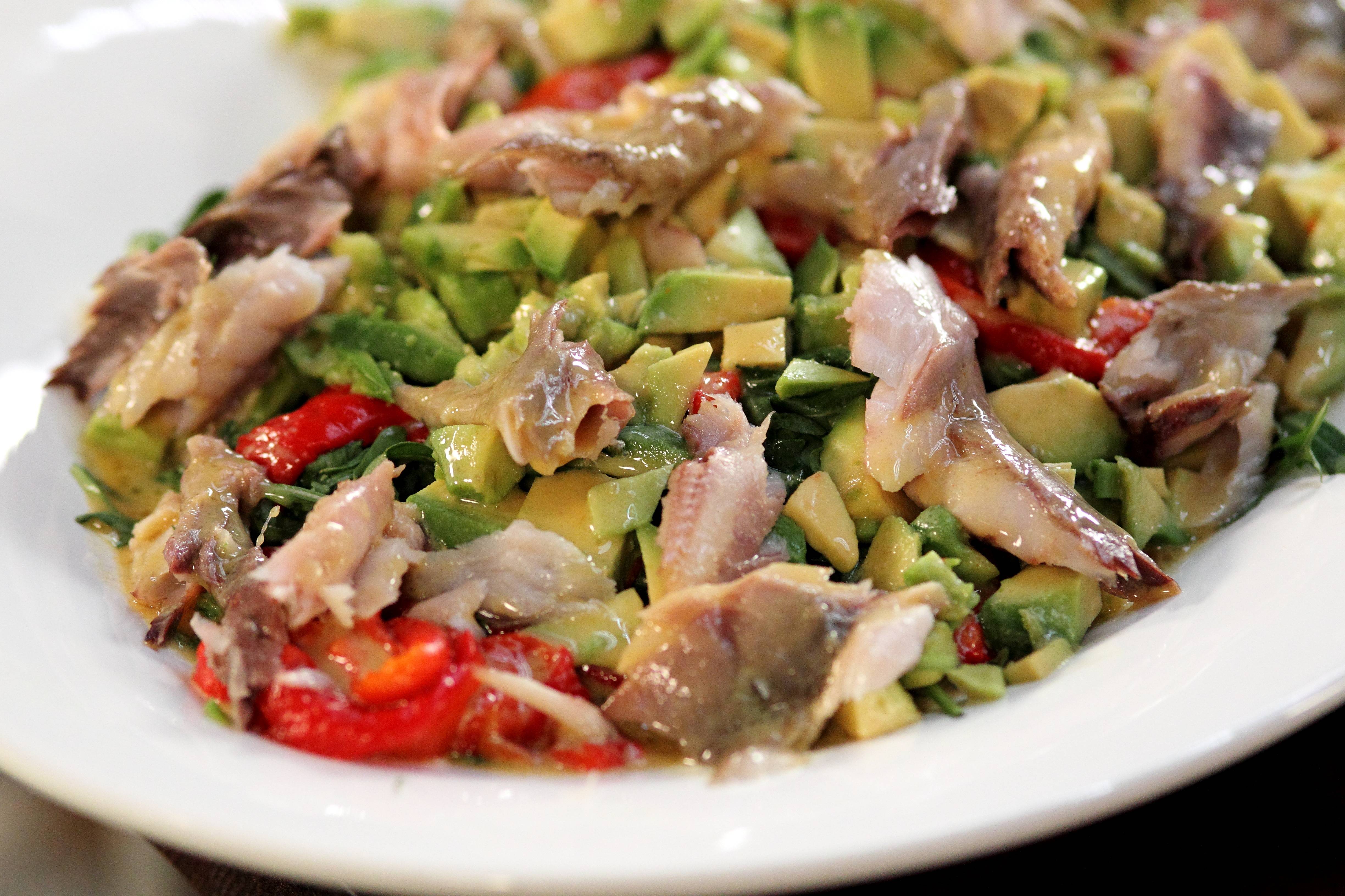 Рецепт салат с копченой кетой. калорийность, химический состав и пищевая ценность.