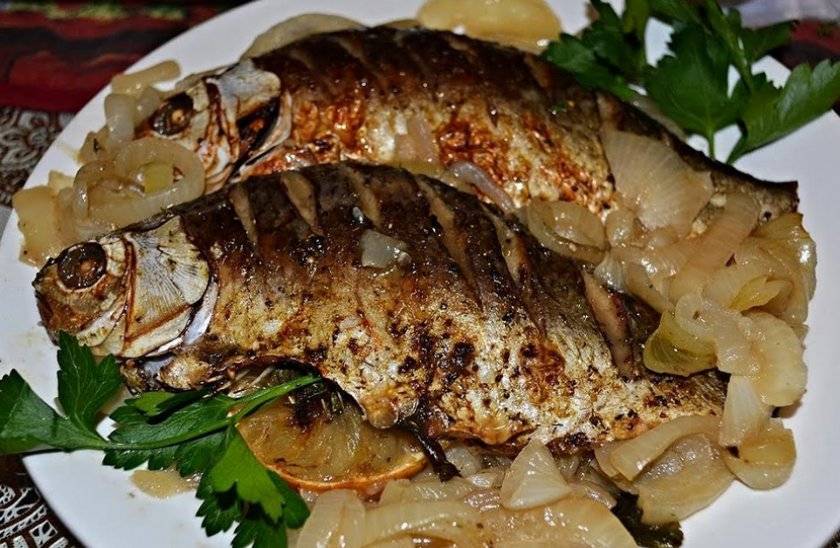 Карась в духовке: рецепт сочной запеченной рыбки