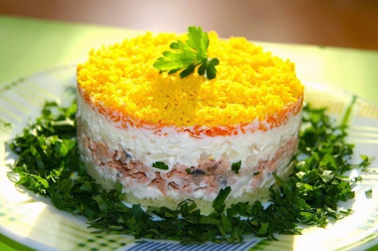 Салат с консервированной сайрой, рисом и яйцами: рецепты