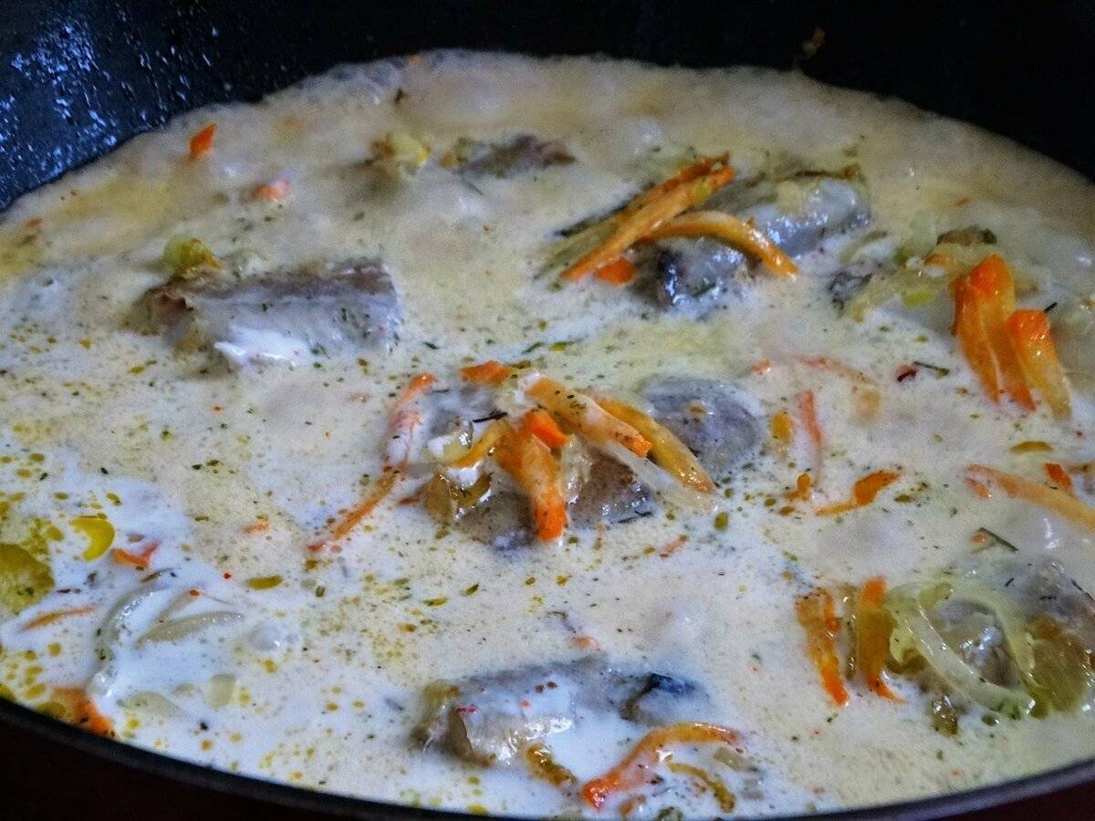 Рыба тушеная в сметанном соусе