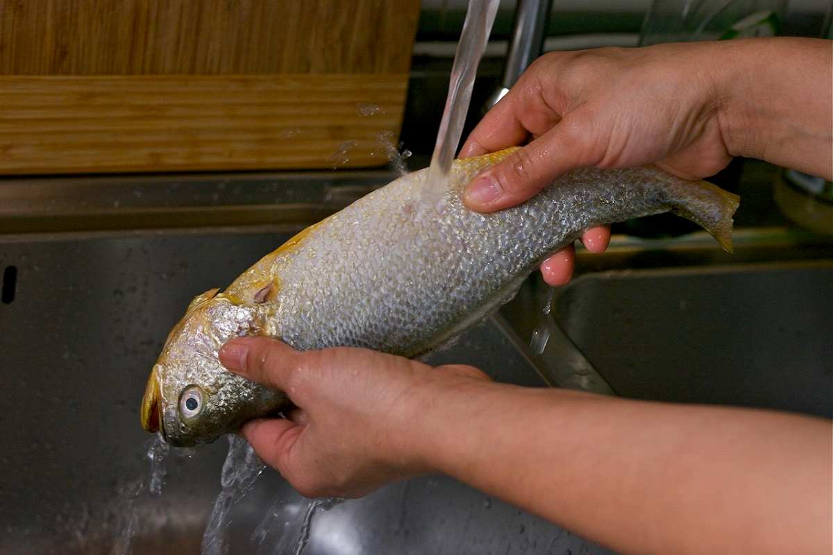 Способы для чистки рыбы от чешуи: быстро и правильно