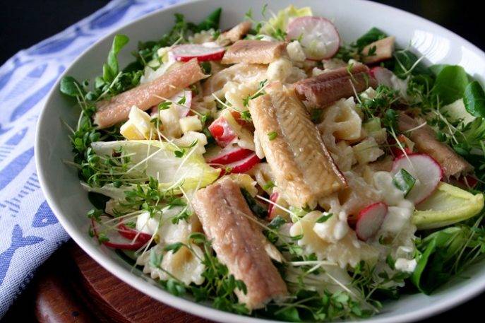 Салат с копчёной рыбой и картошкой
