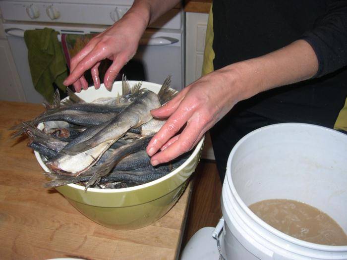 Как убрать соль из соленой красной рыбы?