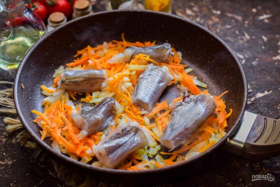 Рыба тушеная в сметане с луком и морковью - пошаговый рецепт с фото как приготовить в домашних условиях