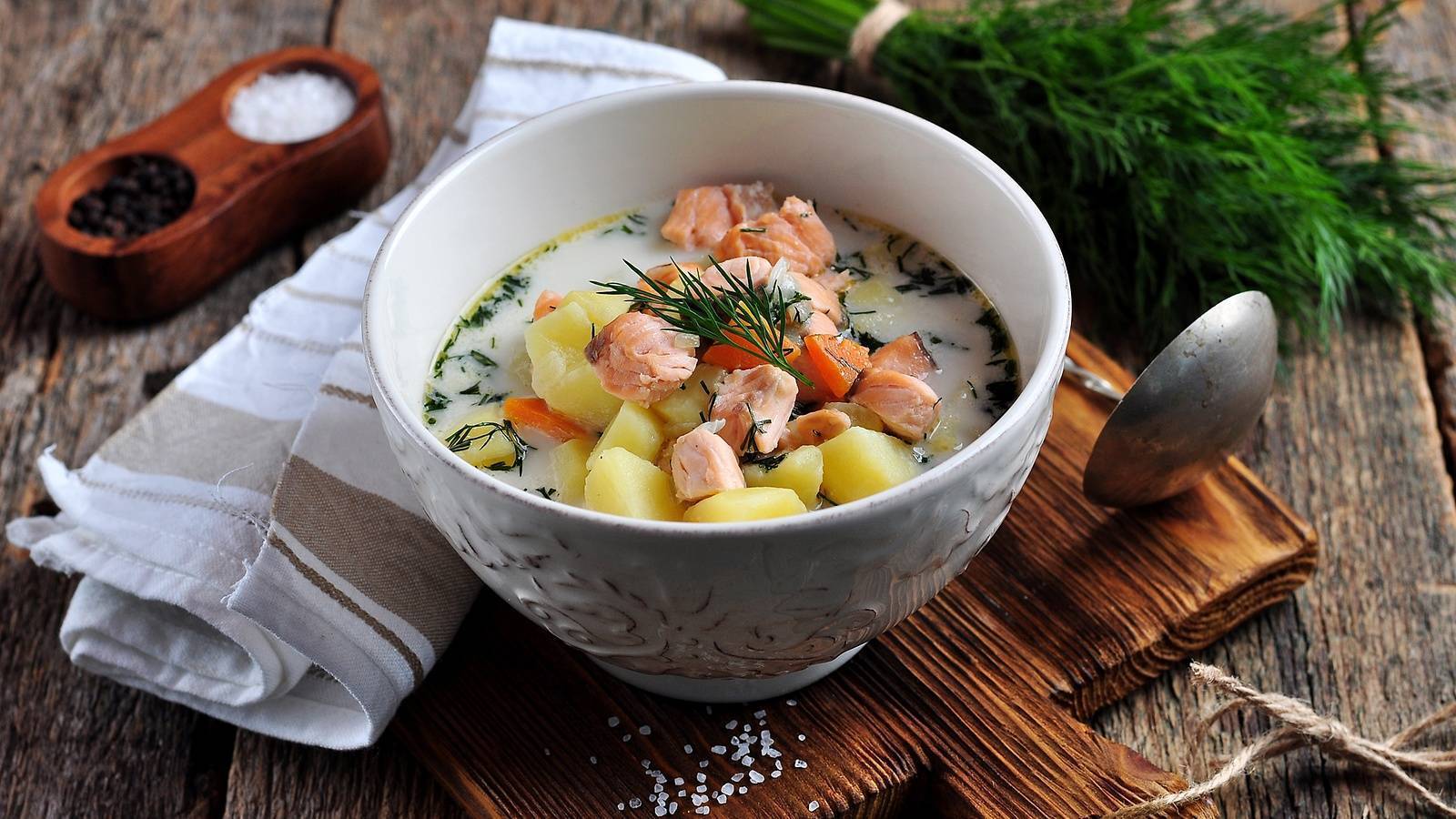Рецепт сырно-сливочного супа из двух видов рыбы | меню недели