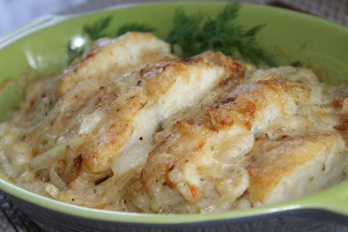 Тушеная рыба в сметанном соусе: рецепт и фото