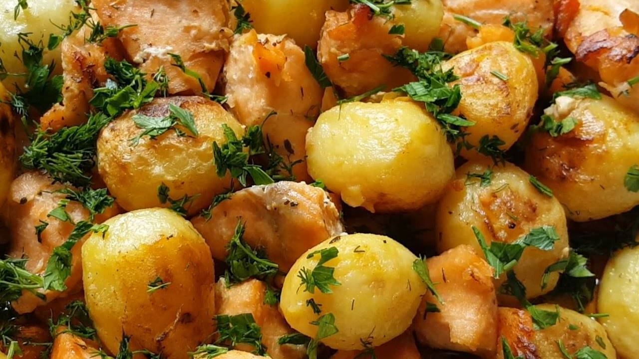 Рыба с картофелем в духовке — 9 сытных рецептов