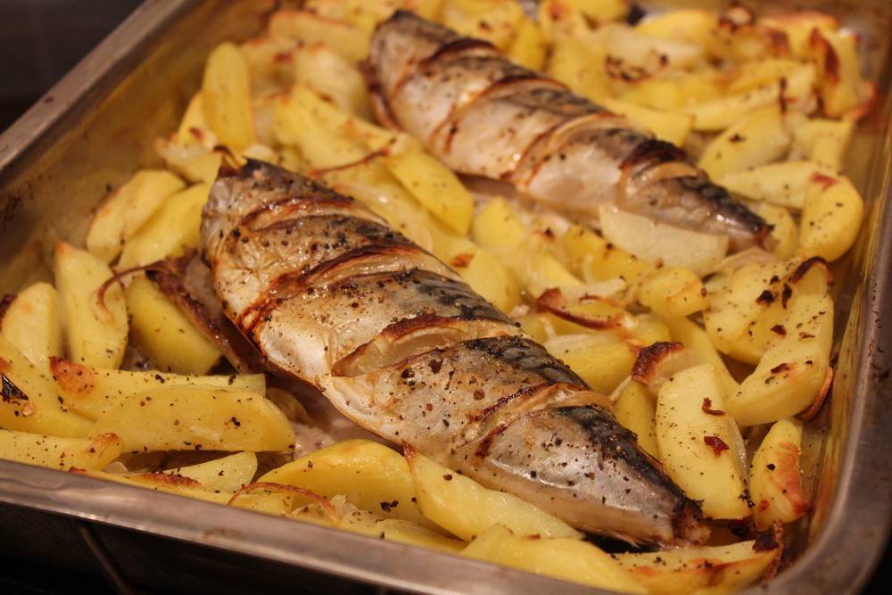 Рыба, запеченная с картошкой в духовке