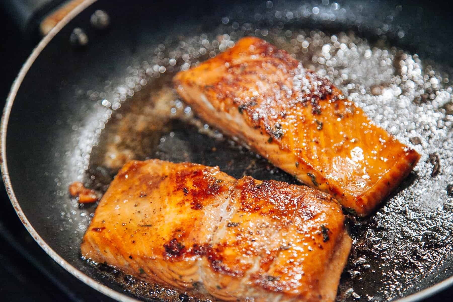 Как вкусно пожарить рыбу на сковороде — рецепты, сколько жарится по времени
