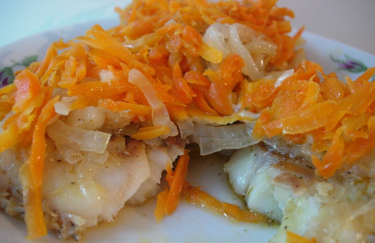 Тушеная рыба в мультиварке с овощами, как тушить с морковкой и луком