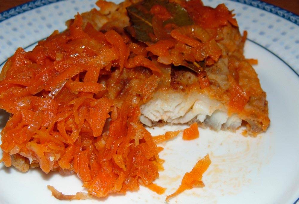 Рыба тушеная с морковью и луком на сковороде