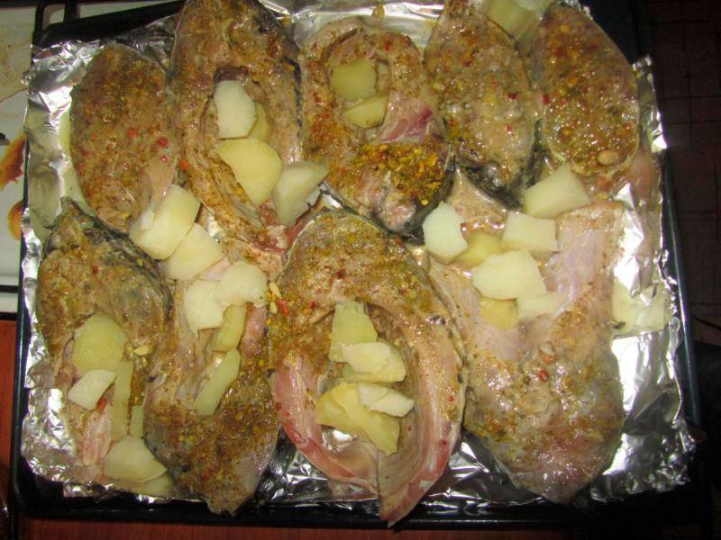 Как приготовить сазана в духовке с картошкой: пошаговые рецепты