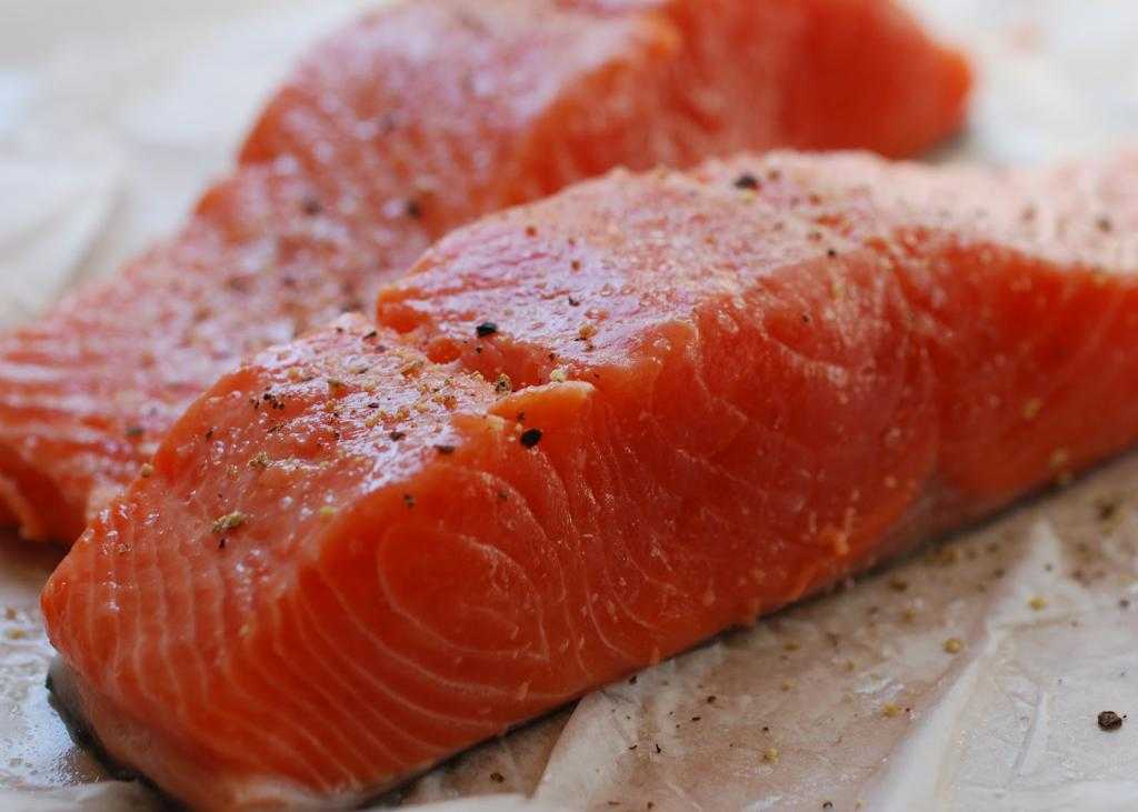 Салаты с красной рыбой: очень вкусные простые рецепты