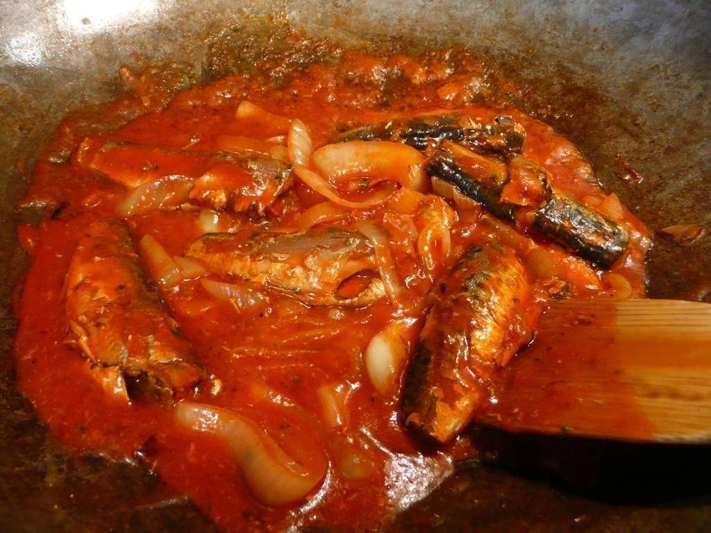 Тушеная рыба в томатном соусе (как консервы)