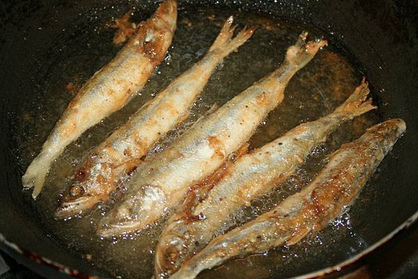 Как пожарить корюшку на сковороде вкусно: рецепты жареной рыбы