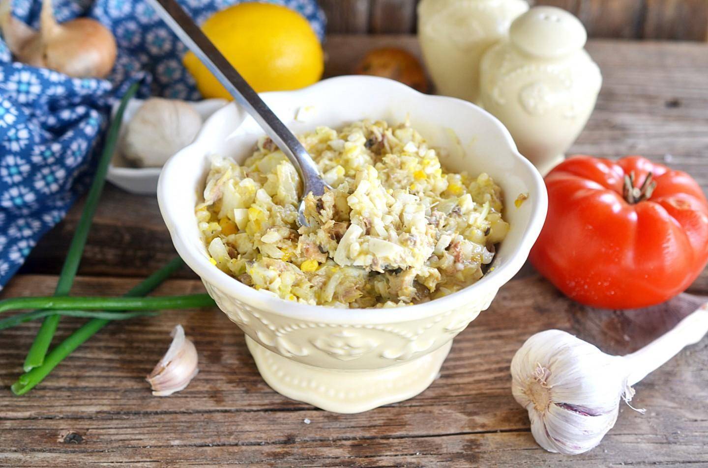 Салат с сайрой консервированной и яйцами и рисом: рецепт с фото пошагово