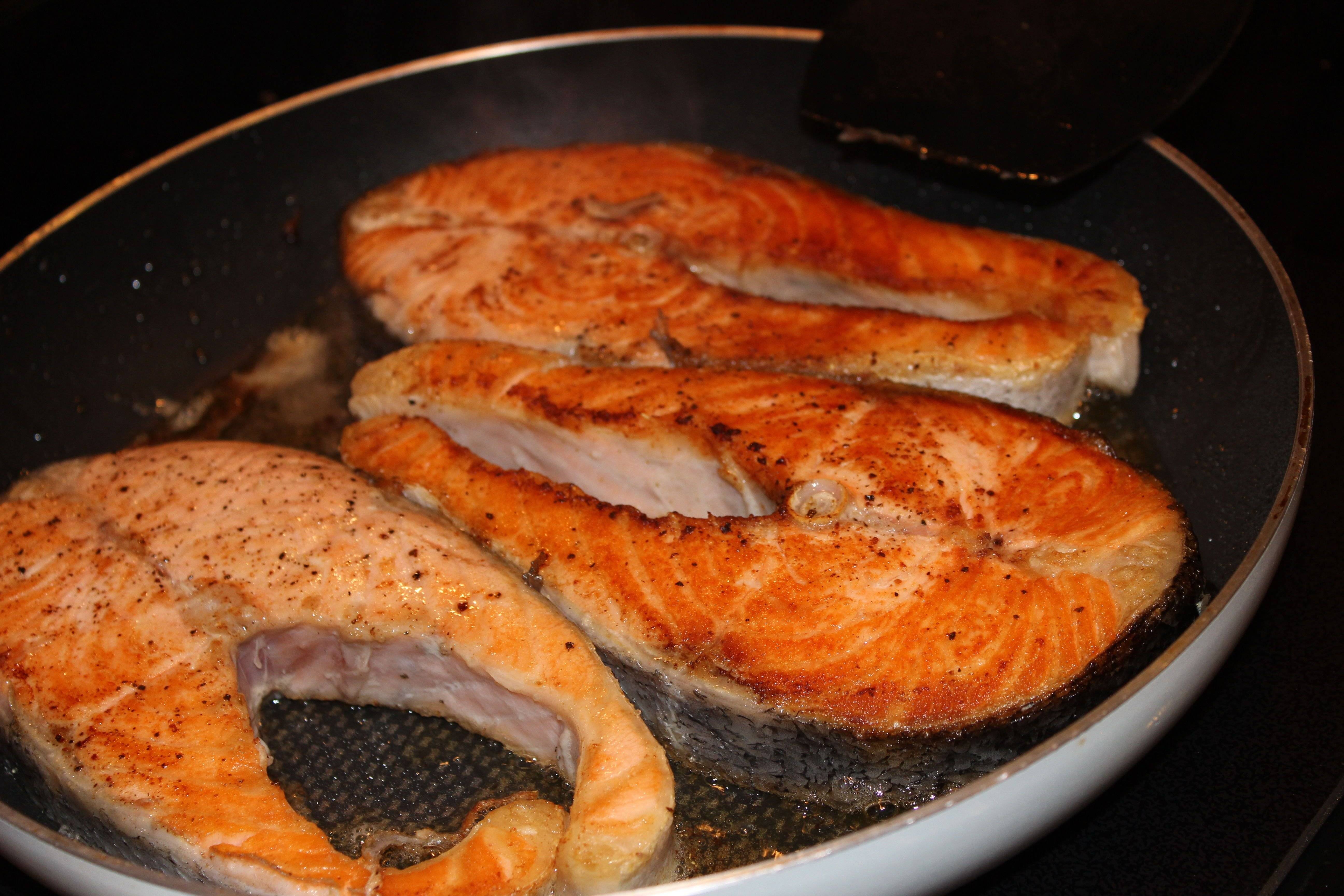 Стейк из лосося на сковороде — рецепты, как приготовить, сколько нужно жарить