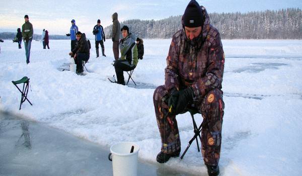 Что нужно для зимней рыбалки: перечень необходимых принадлежностей, снастей, приманок и аксессуаров, правила безопасности и рекомендации