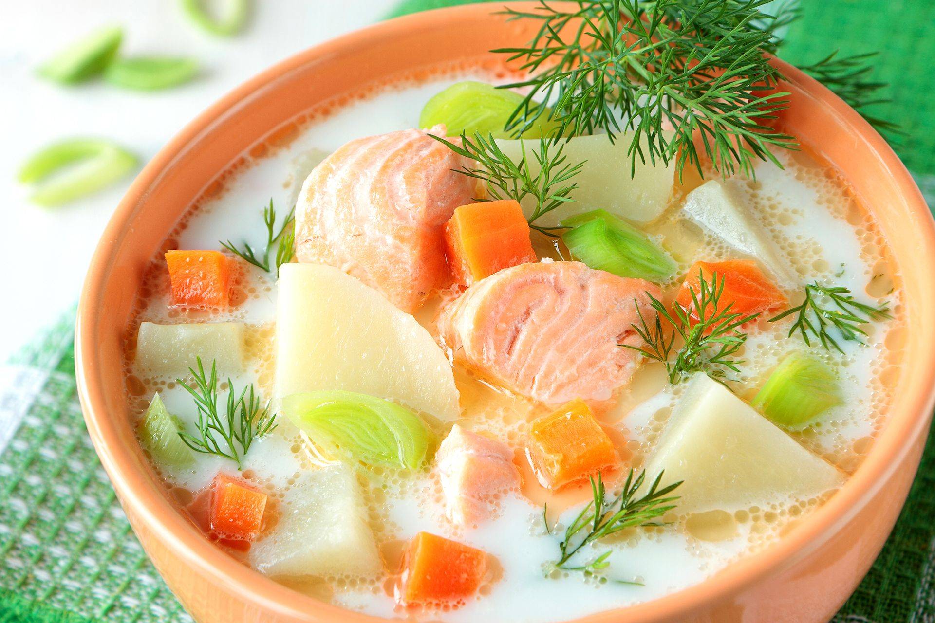 Сливочный суп с семгой: рецепты норвежского блюда из головы, брюшек красной рыбы, с креветками и помидорами