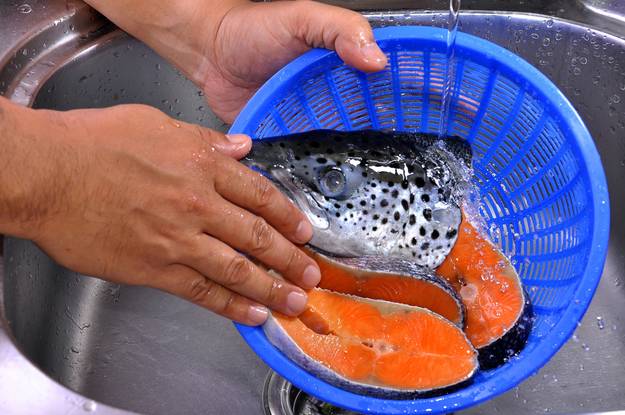 Как быстро и правильно разморозить рыбу и сохранить в ней сочность и вкус — секреты домохозяек
