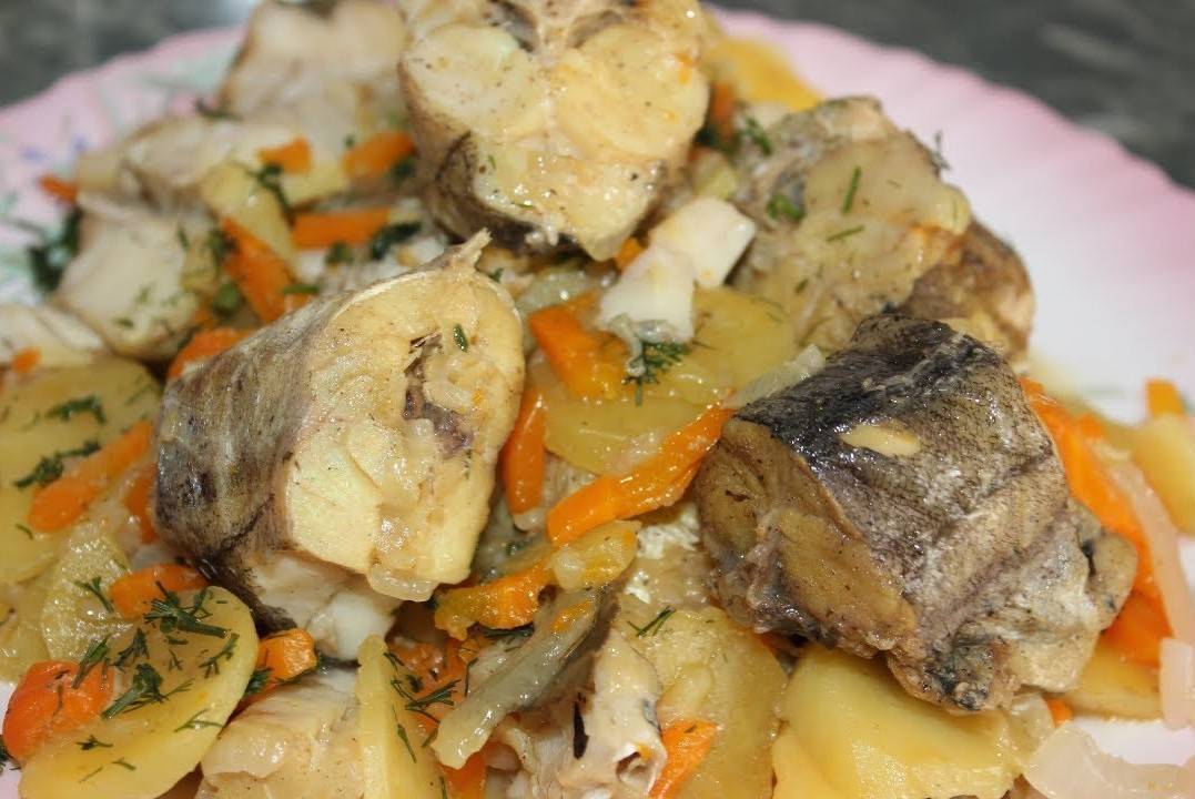Рыба тушеная с овощами в мультиварке:рецепты с фото в томате и сметане