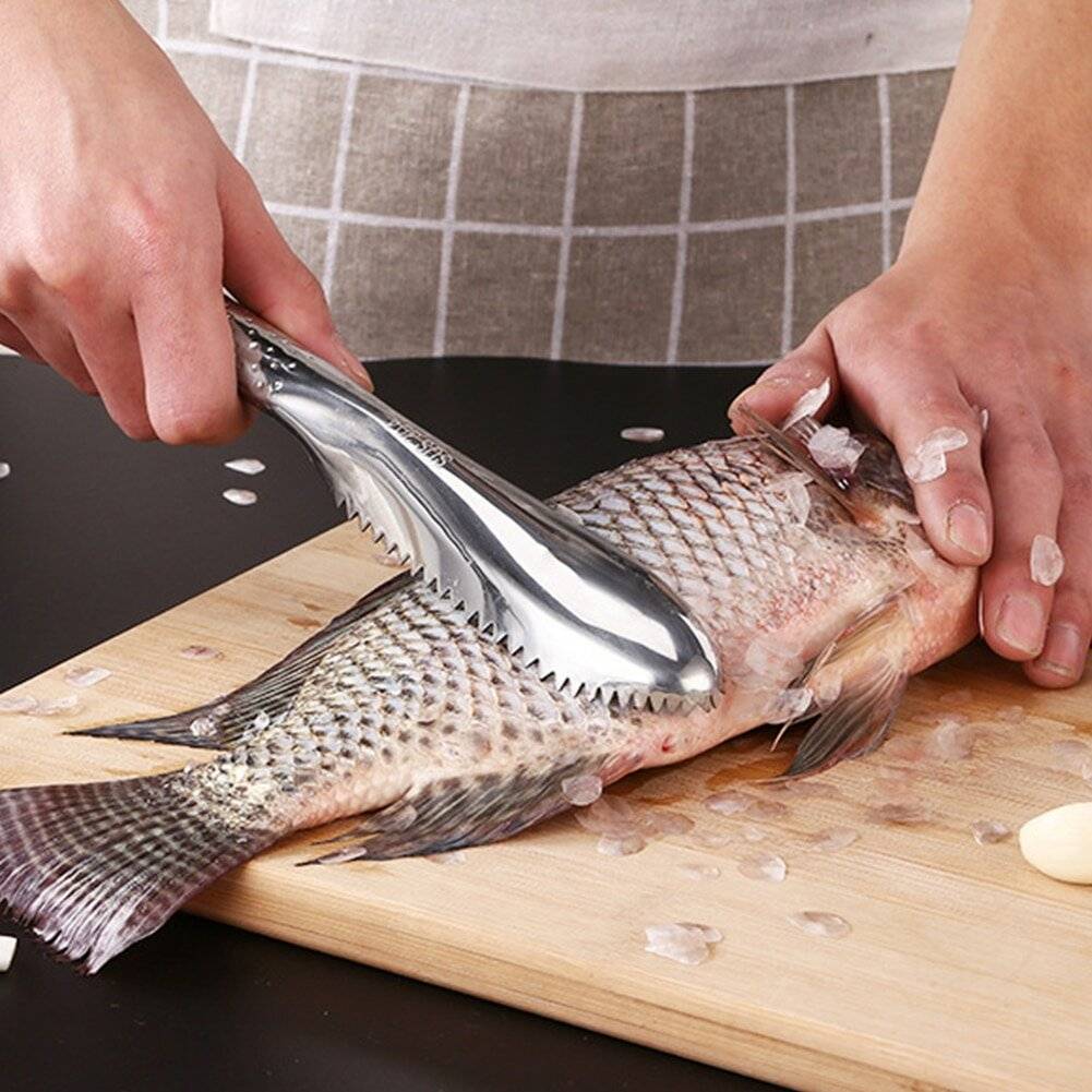 Лайфхак: как быстро, легко почистить рыбу от чешуи и не испачкать кухню | myorlova.ru