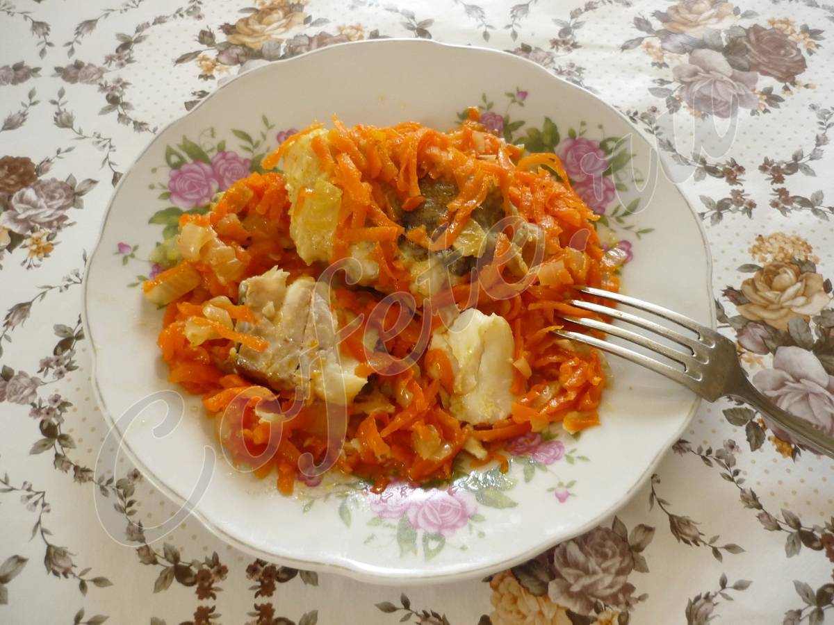 Пошаговый рецепт тушеного минтая с морковкой и луком с фото