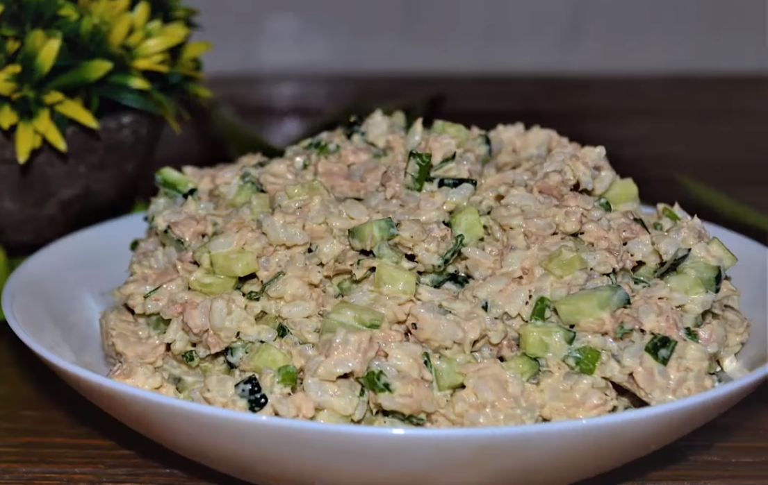 Салат с рисом и рыбными консервами – 7 рецептов приготовления