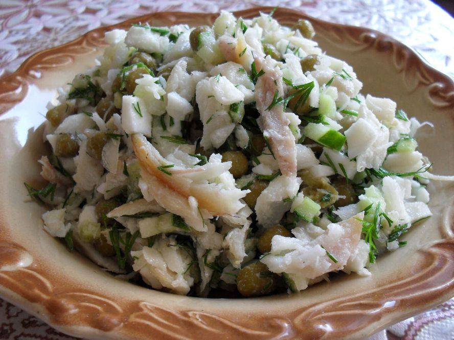 Рыбный салат из отварной рыбы: классический рецепт, секреты приготовления