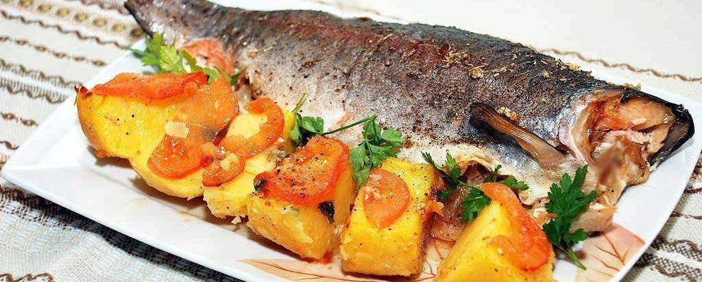 Форель в фольге, запеченная в духовке: рецепты приготовления, фото