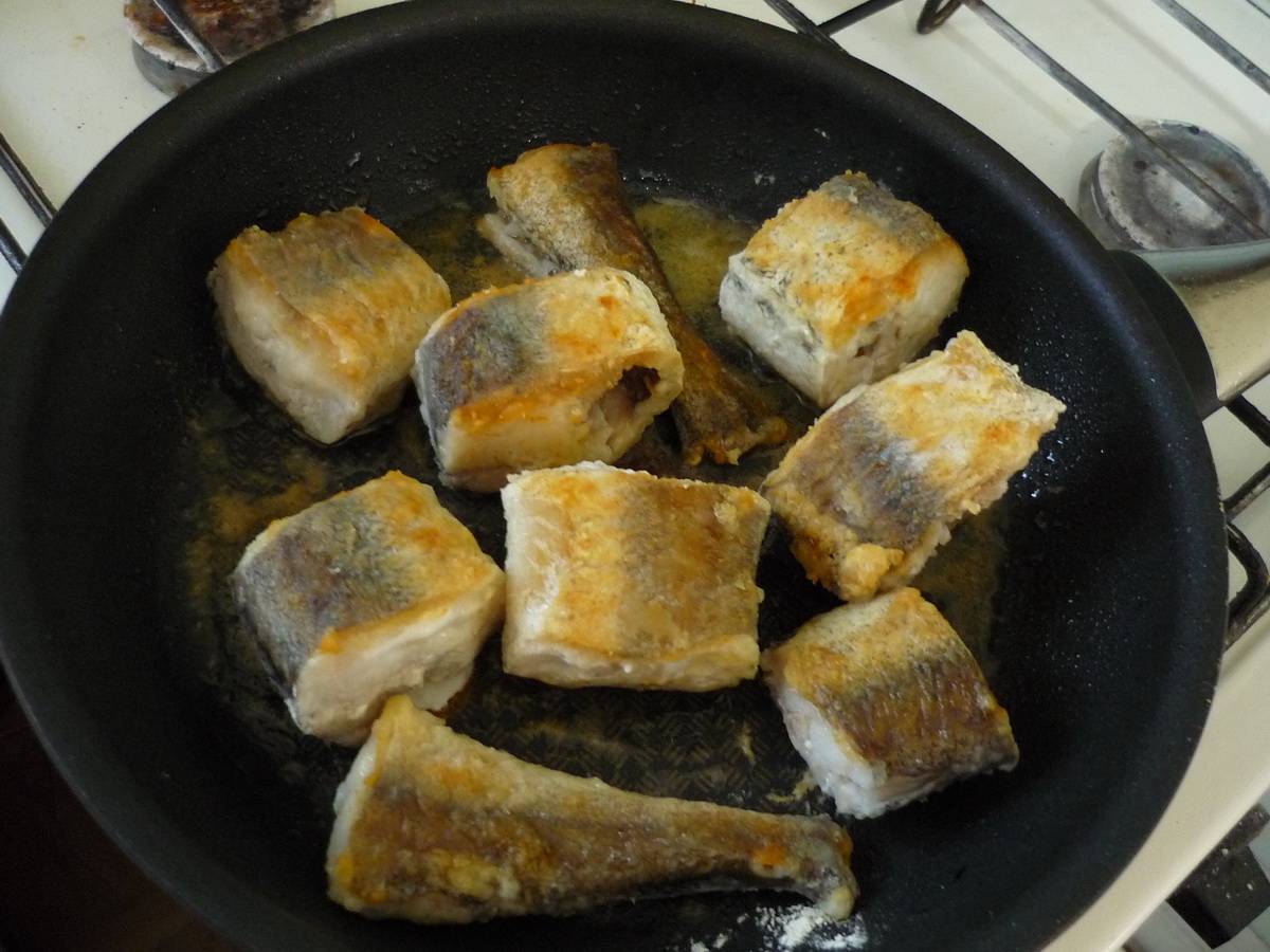 Как жарить рыбу в муке на сковороде: полезные советы и рекомендации