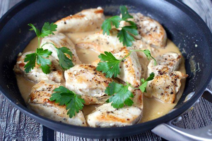 Рыба в сметанном соусе – особый вкус рыбного блюда. рецепты запечённой, тушённой на сковороде рыбы в сливочном соусе