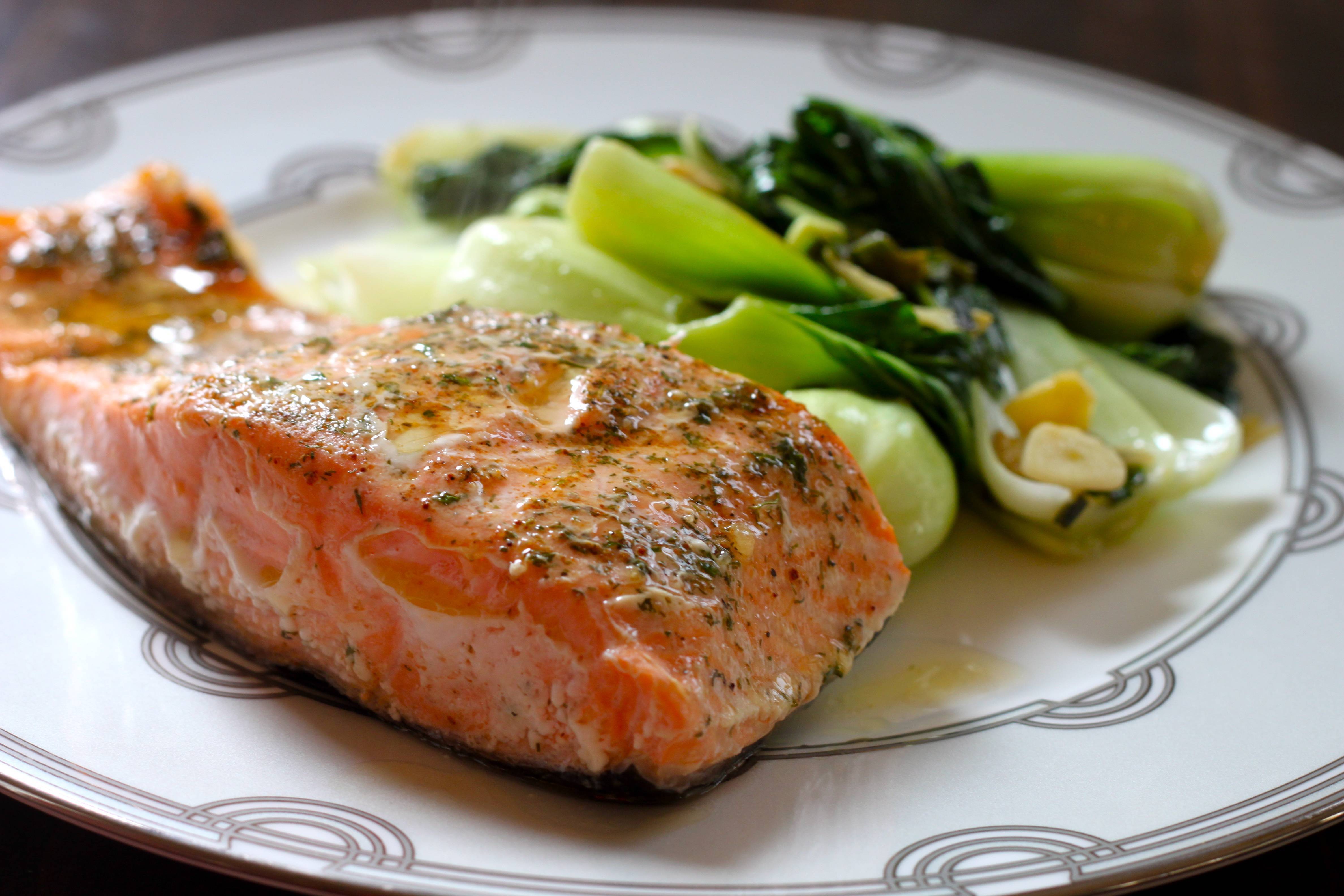 Сочный стейк из лосося на сковороде: 8 пошаговых вариантов