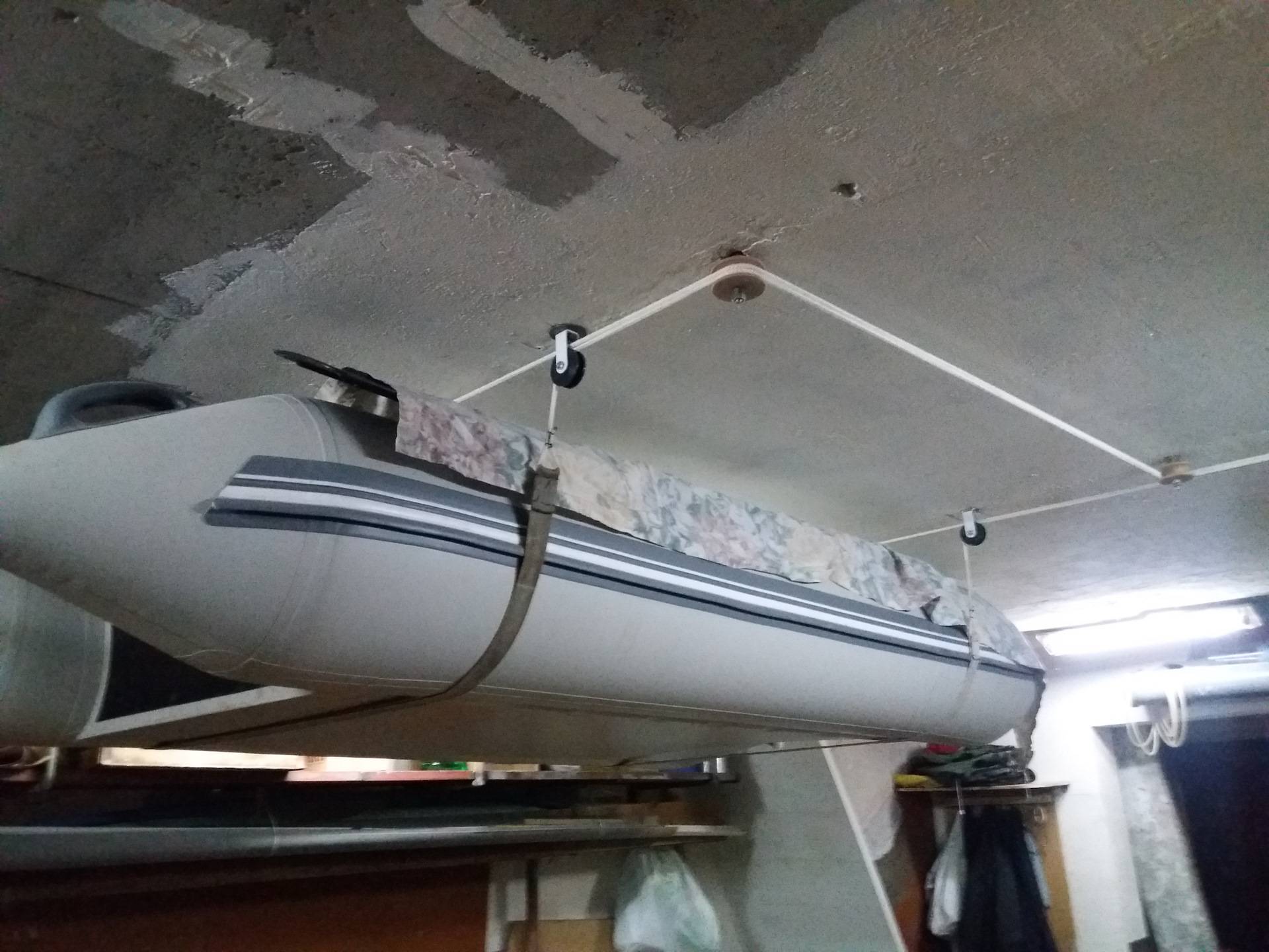 Хранение пвх лодки зимой в гараже под потолком, правильное хранение лодки в зимний период | гаражтек