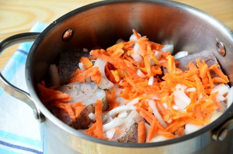 Тушить щуку с морковью и луком на сковороде