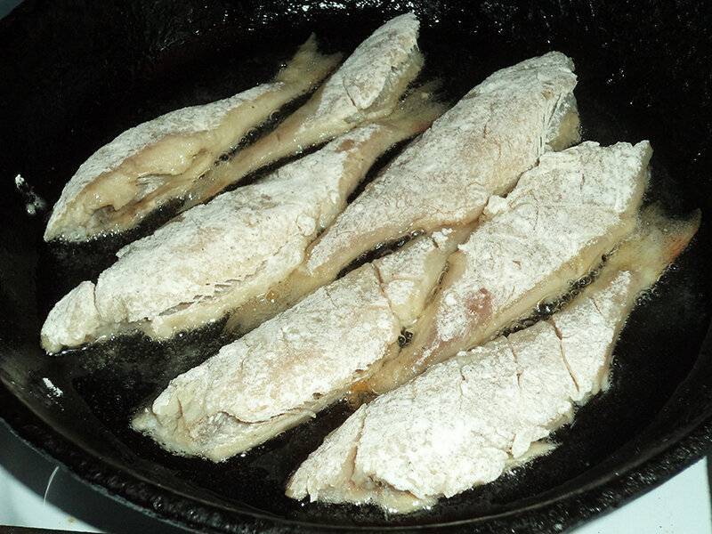 Как жарить рыбу на сковороде в муке