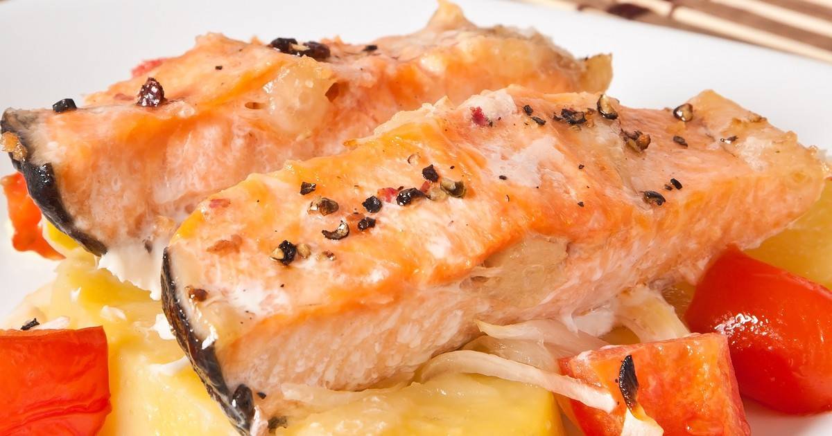 Красная рыба со сливками с картофелем на гарнир