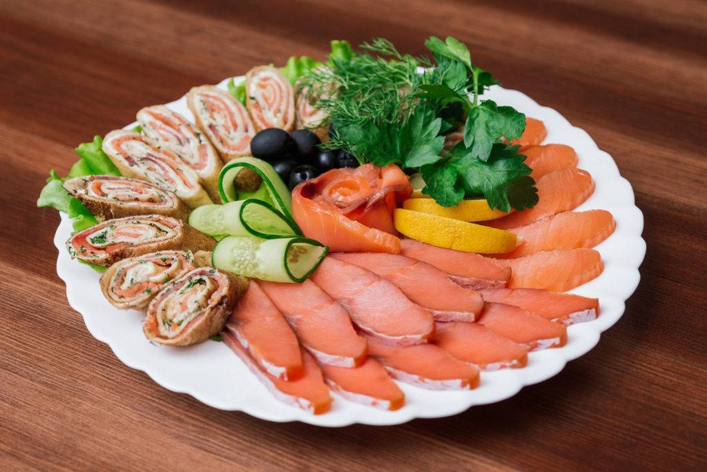 Праздничный рыбный стол — сервировка рыбы, оформление холодных закусок и нарезок из рыбы: варианты, фото. как красиво нарезать рыбу, украсить на тарелке и подать на праздничный стол?