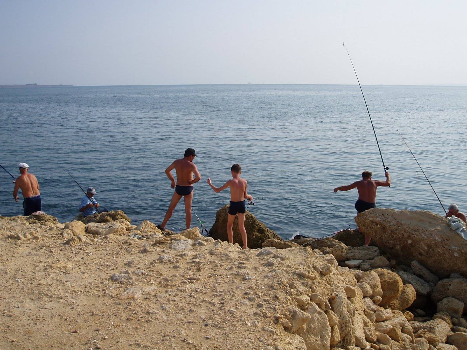Рыбалка в Евпатории с берега в августе и другие месяцы