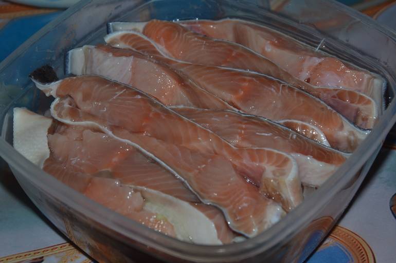Как хранить соленую рыбу: нужно ли держать ее в холодильнике, можно ли замораживать и сроки годности продукта