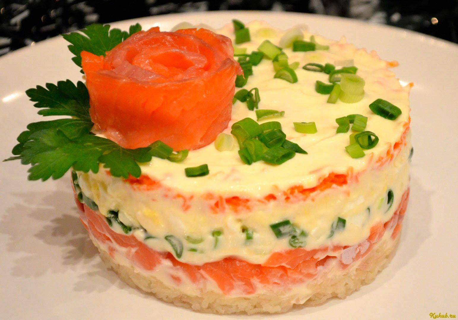 Салат с красной отварной рыбой: рецепт с фото