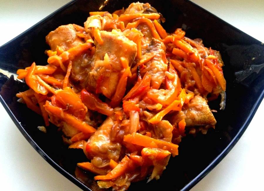 Рыба с луком, морковью и сметаной в мультиварке пошаговый рецепт