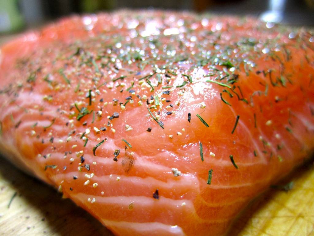 Как солить лосося дома правильно и вкусно