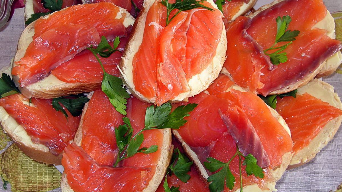 Вкусные бутерброды с красной рыбой — 10 простых рецептов на праздничный стол