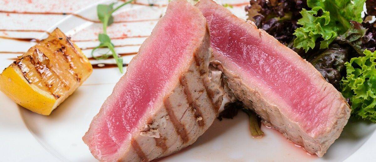 Как правильно жарить тунца на сковороде и сделать его нежным и сочным?