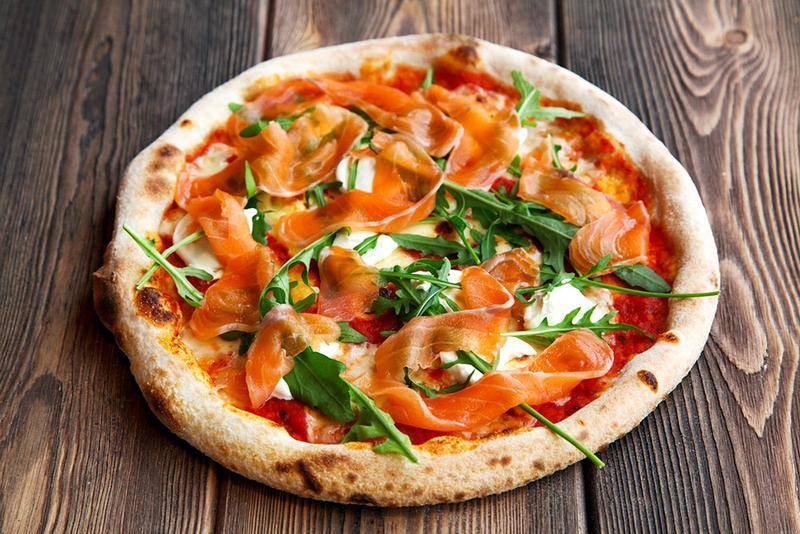 Пицца с колбасой: 10 лучших рецептов. пицца с колбасой и сыром, грибами, помидорами.