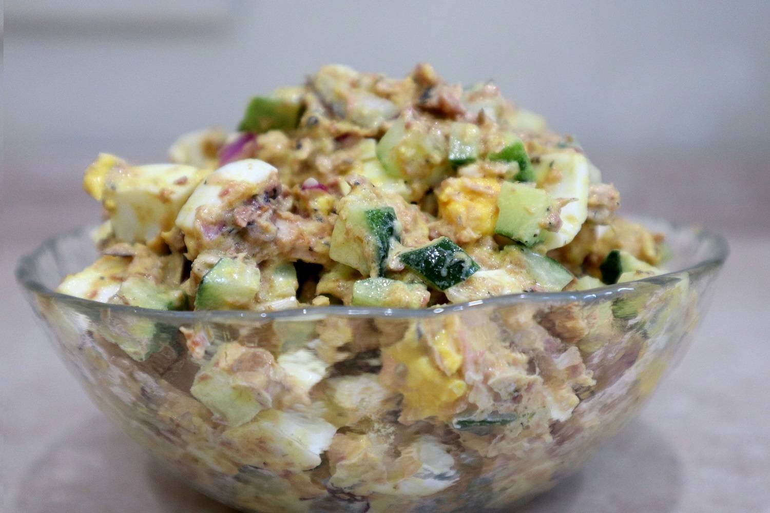 Салат с рыбными консервами — простые и вкусные рецепты