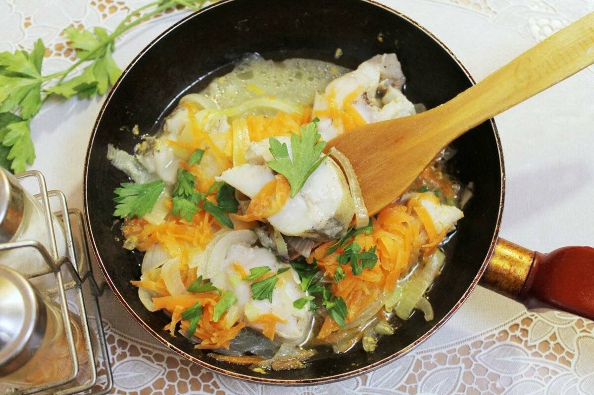 Минтай в майонезе с луком и морковью на сковороде – 3 пошаговых рецепта с фото